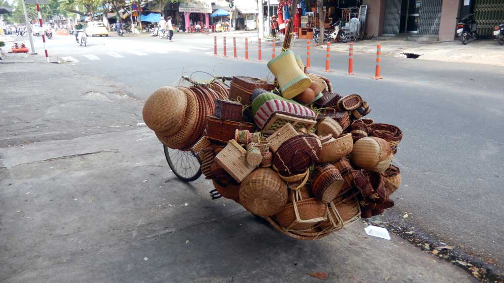 Vietnam 2015 - Da Nang a street hawker's bike